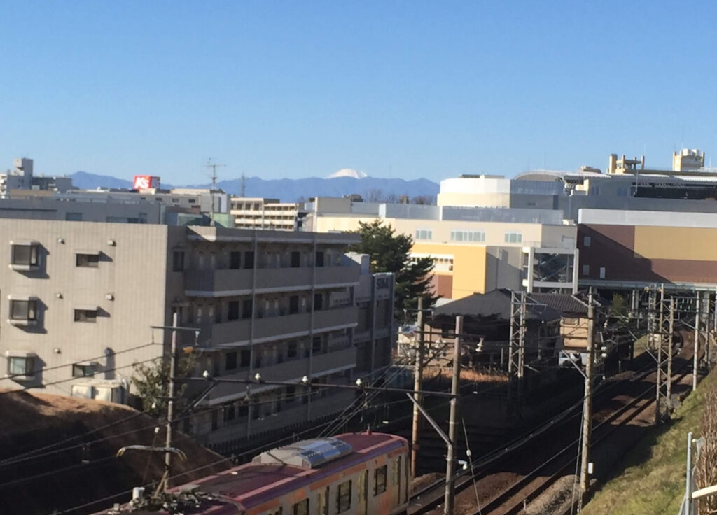 鷺沼駅からたまプラーザ駅に向かう途中から富士山を撮影した写真