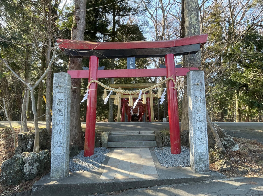 新屋山神社の鳥居の写真