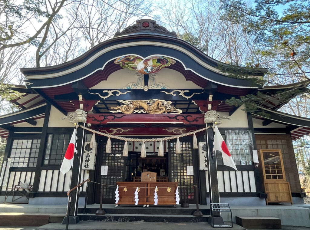 新屋山神社の本宮の写真