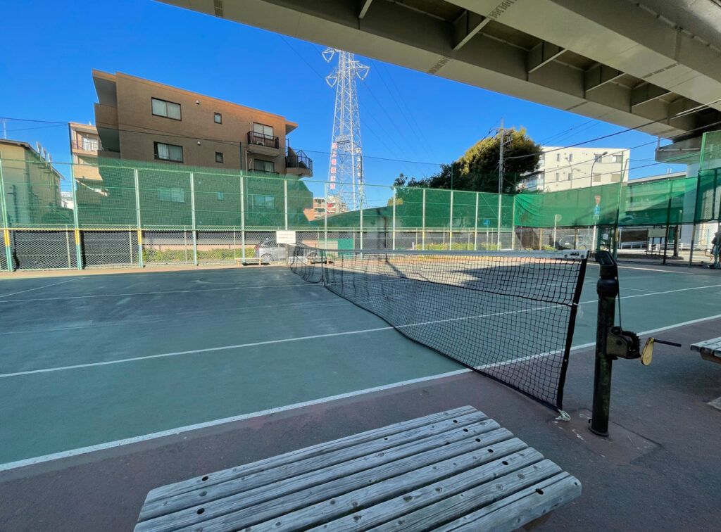 馬絹陸橋下公園のテニスコートの写真