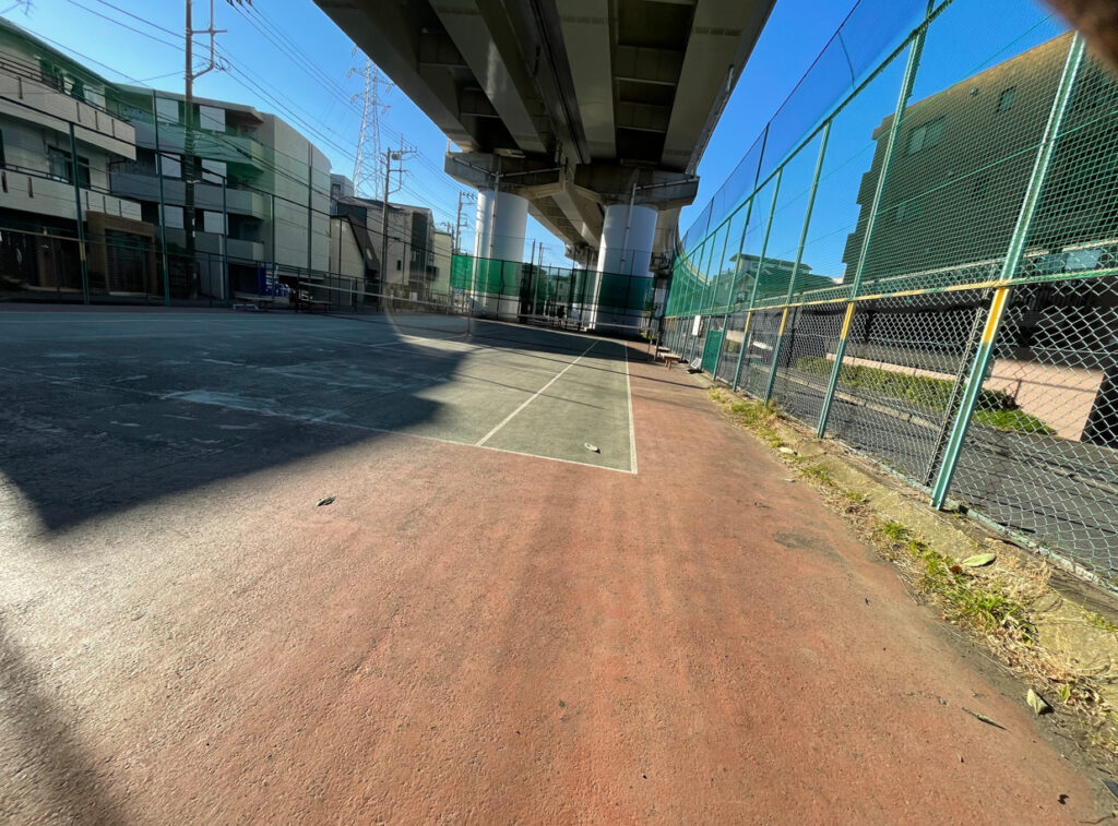 馬絹陸橋下公園のテニスコートのサイドライン写真