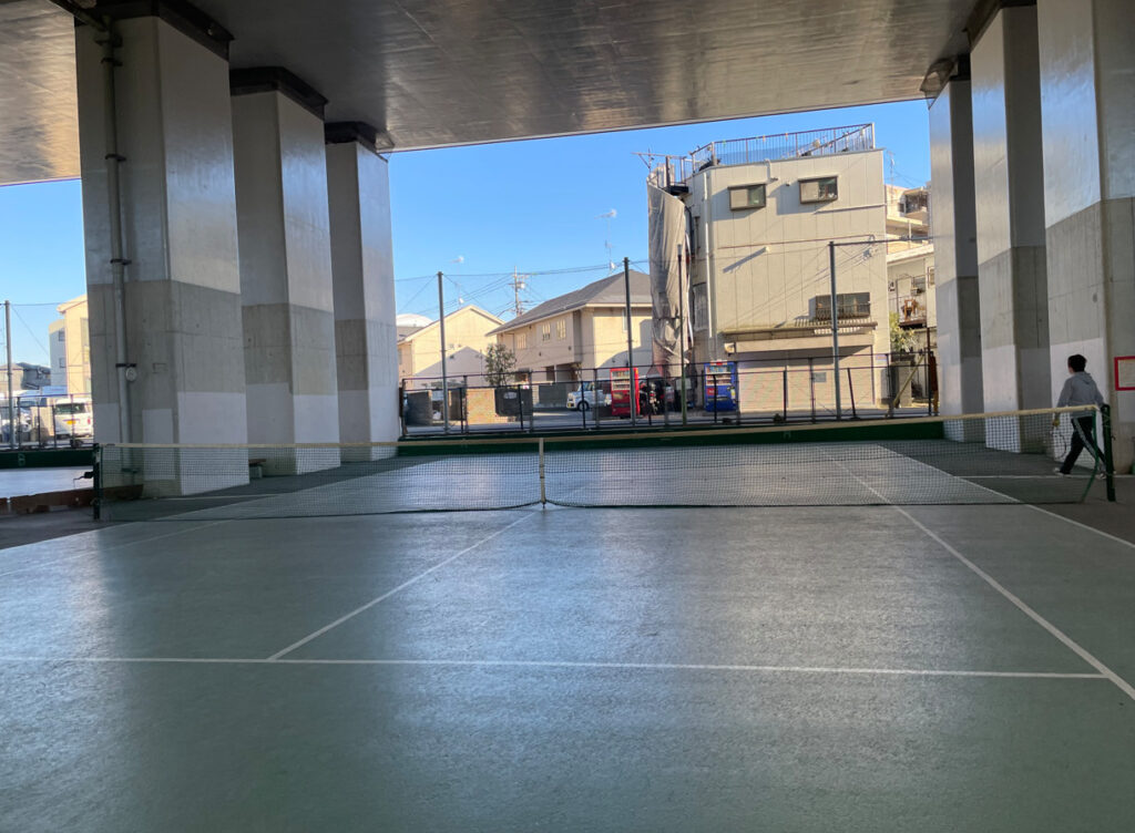 東名神木公園内のテニスコートの写真