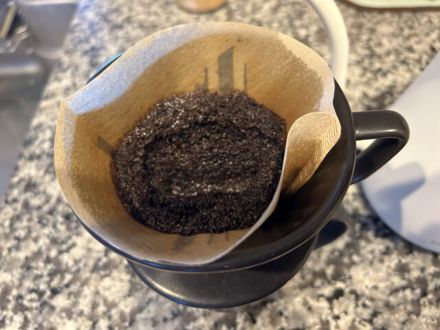 ドリッパーでコーヒー粉を蒸らしている写真
