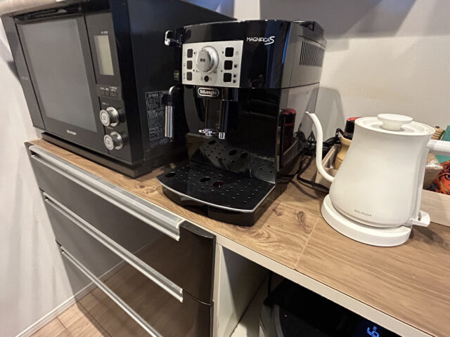 デロンギコーヒーメーカーをキッチンに置いた写真（幅238×奥行430×高さ350）
