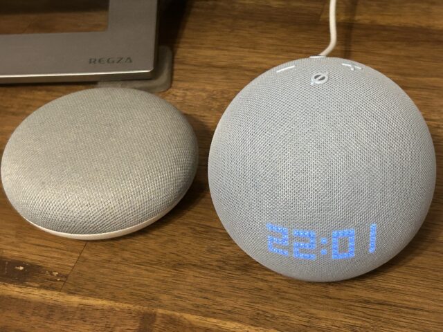 google home miniとAmazon Echo Dotを並べた写真