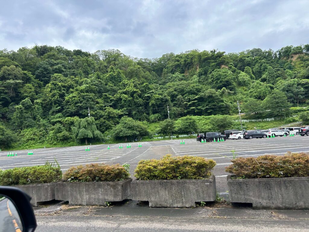 東京サマーランド7月平日の駐車場の写真