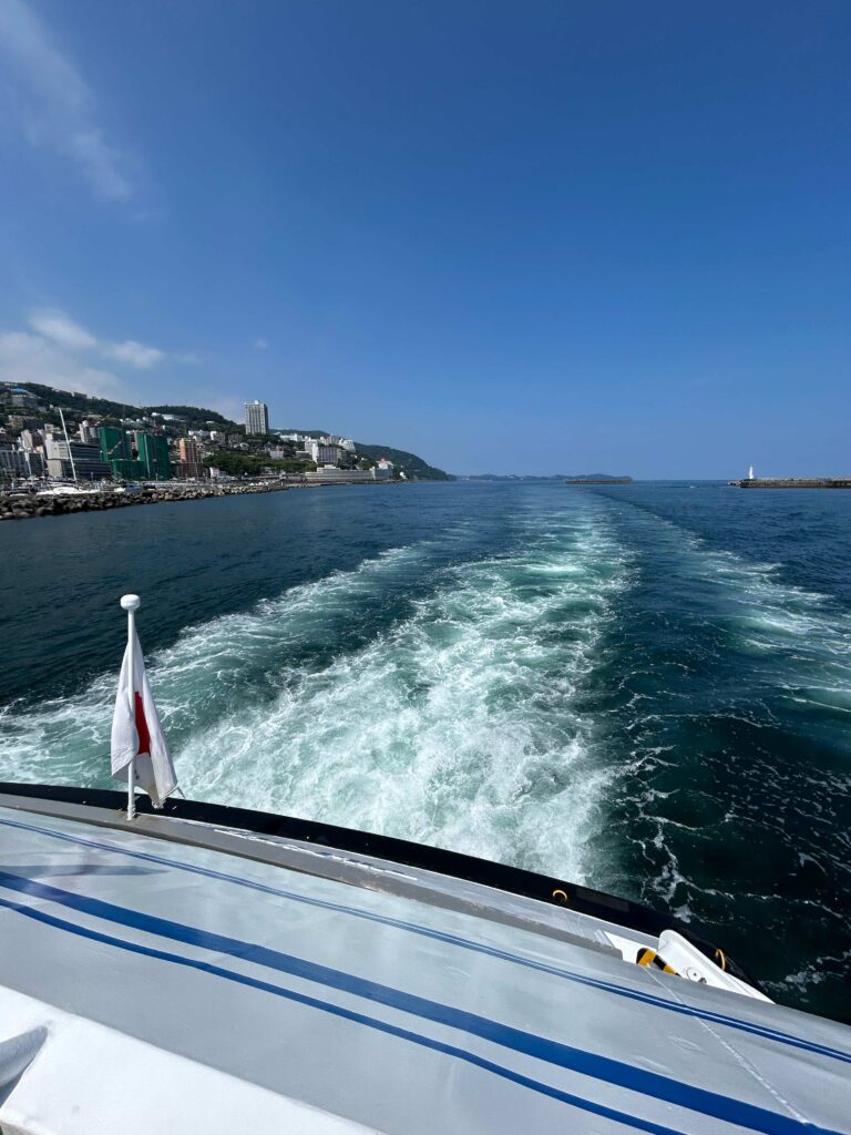 初島から熱海に戻る船の中の写真